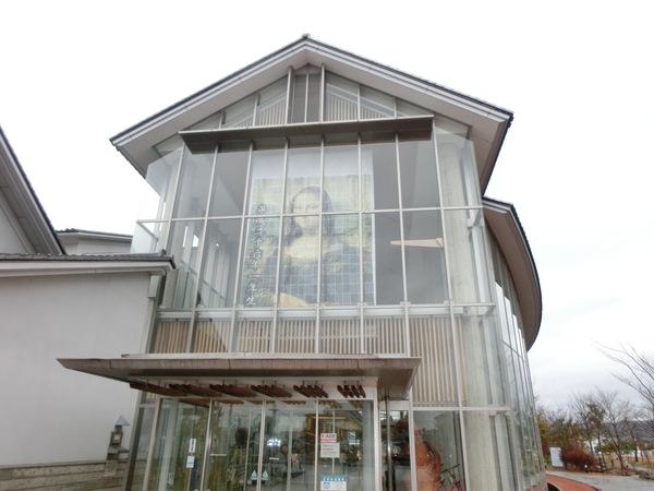 市民センターのガラス越しに展示されている「モナリザ」のモザイクアートの写真