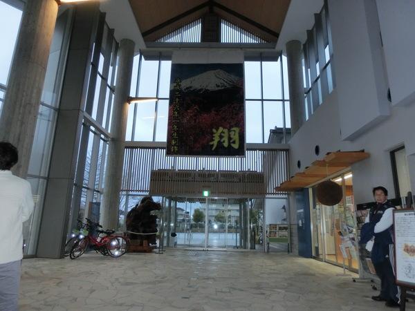 市民センターの室内出入口の上に展示されている「春の富士山」のモザイクアートの写真