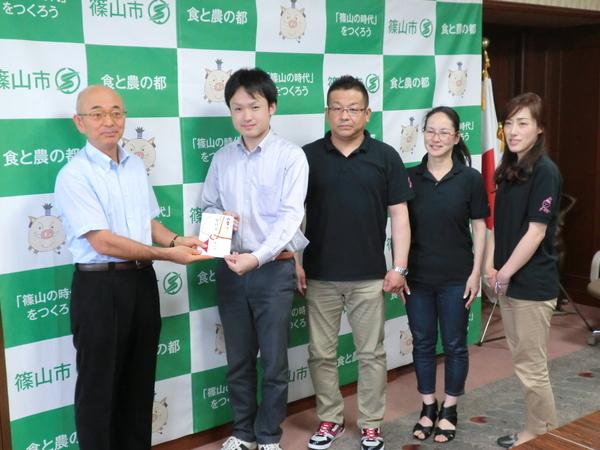 丹波篠山楽空間一期一会の代表者1名に奨励金を手渡している市長の写真