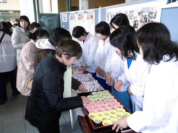 学校給食センターの料理を試食しようとしている女性たちの写真