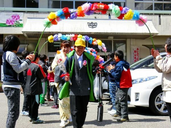 卒業生が在校生に見送られている写真