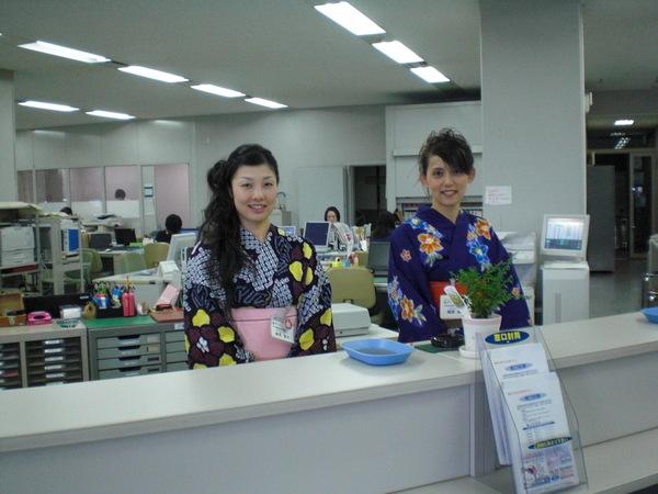 浴衣を着て、微笑んでいる2名の女性職員の写真