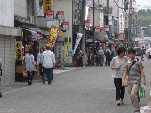 商店街を歩く人々の写真