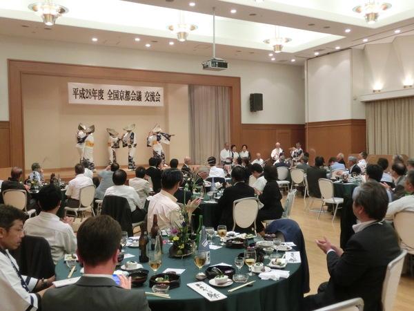 日本舞踊の様子を円卓にすわった人たちが食事をしながら見ている写真