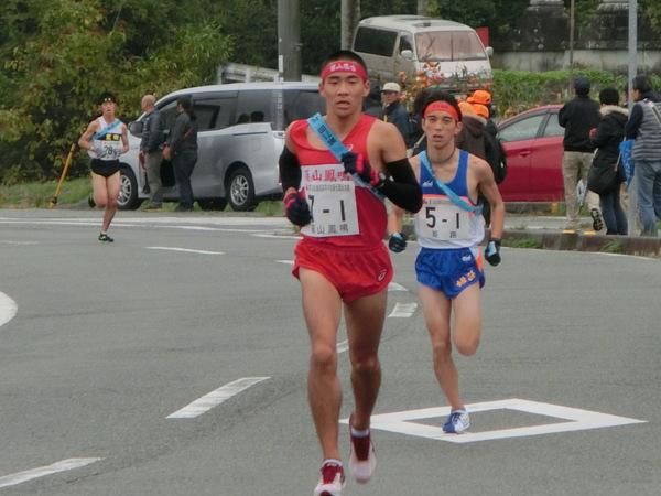 1区エース区間を力走する赤いユニフォームを着た井谷 聡志君の写真