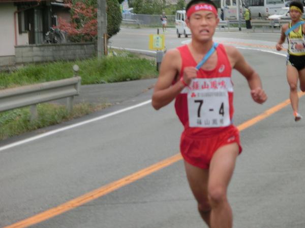 押田 達哉君が、険しい顔をして力走している写真