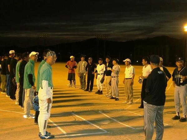 対戦チーム同士で向き合い試合開始の挨拶をしている写真