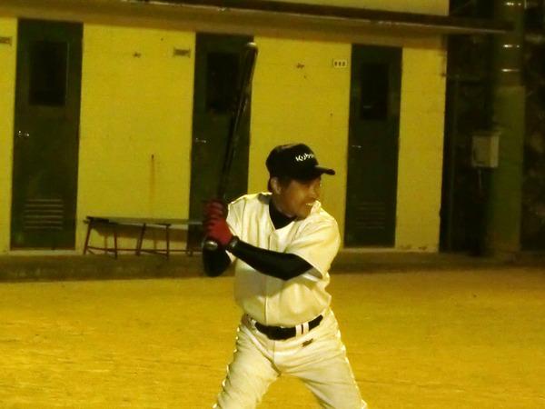 小畠さんが笑顔でバッターを振り上げている写真