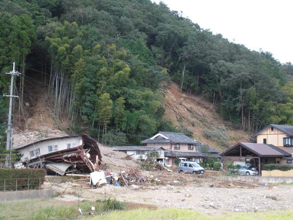 山崩れが起きて、住宅が押し潰されている様子の写真
