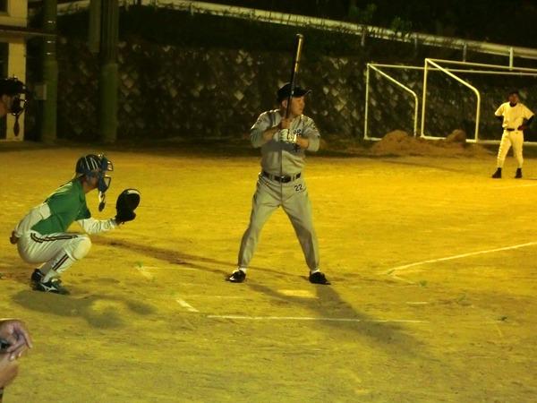 バッターの足立さんはボールがくるのを構えて真剣に待っている写真