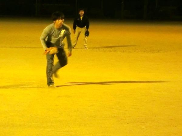 木戸さんが自分の周辺の守備をして真剣な様子の写真