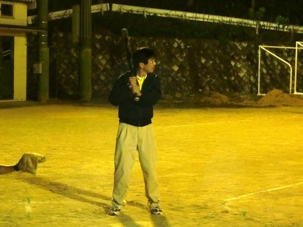 渡邊さんが姿勢よくバッターを手に持ち、構えている写真