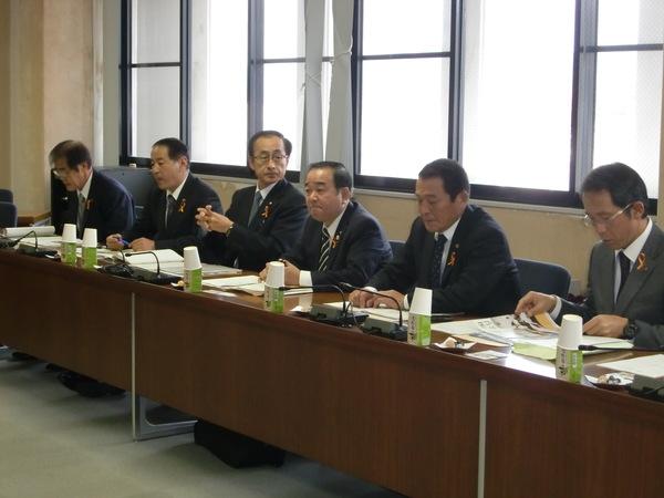 篠山市と愛知県犬山市と姉妹都市提携話をしている犬山市議会民生文教委員会委員6名の写真