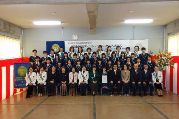 篠山鳳鳴デカンショバンドのメンバーと、青いたすきをしている女性たちの集合写真