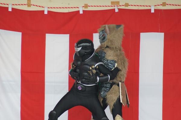 ヒーロー「ササグロー」が悪者と戦っている写真