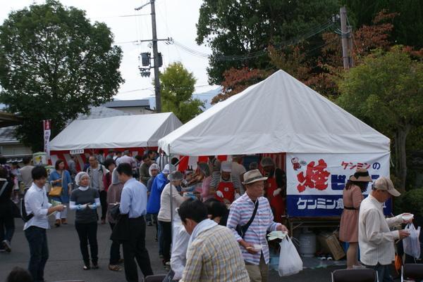 丹波篠山“味覚”の企業紹介展にて、焼きビーフンを販売するテントやお客様の写真