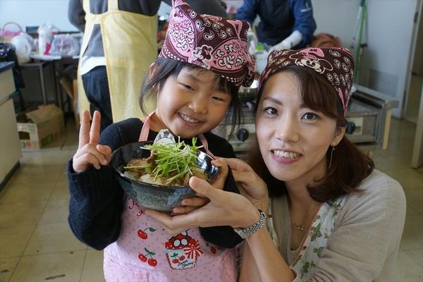 植村 結愛ちゃん・植村 梓さんがどんぶりを持っている写真