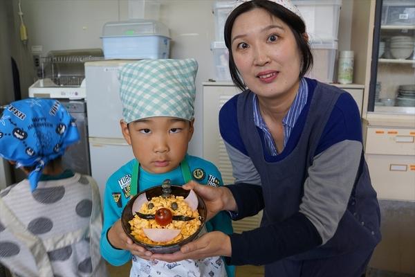 森重 圭哉くん・森重 陽子さんがにこにこまるいのどんを持っている記念写真
