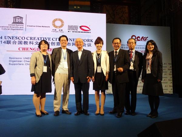 ユネスコ創造都市ネットワーク会議の会場でイチョン（韓国）の皆さんと酒井市長が横一列に並んで立っている写真