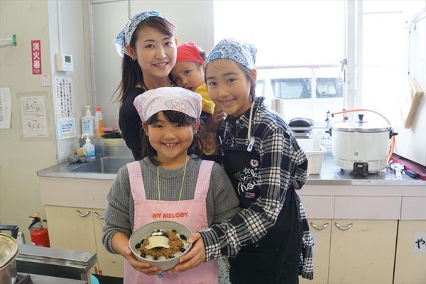 桝谷 彩愛ちゃん・桝谷 萌愛ちゃん・桝谷 理恵さんで篠山わっしょいデカボー丼を持っている写真