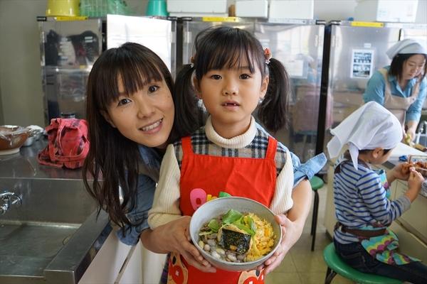 檜皮 初陽ちゃん・檜皮 恵子さんが三色丼を持っている写真