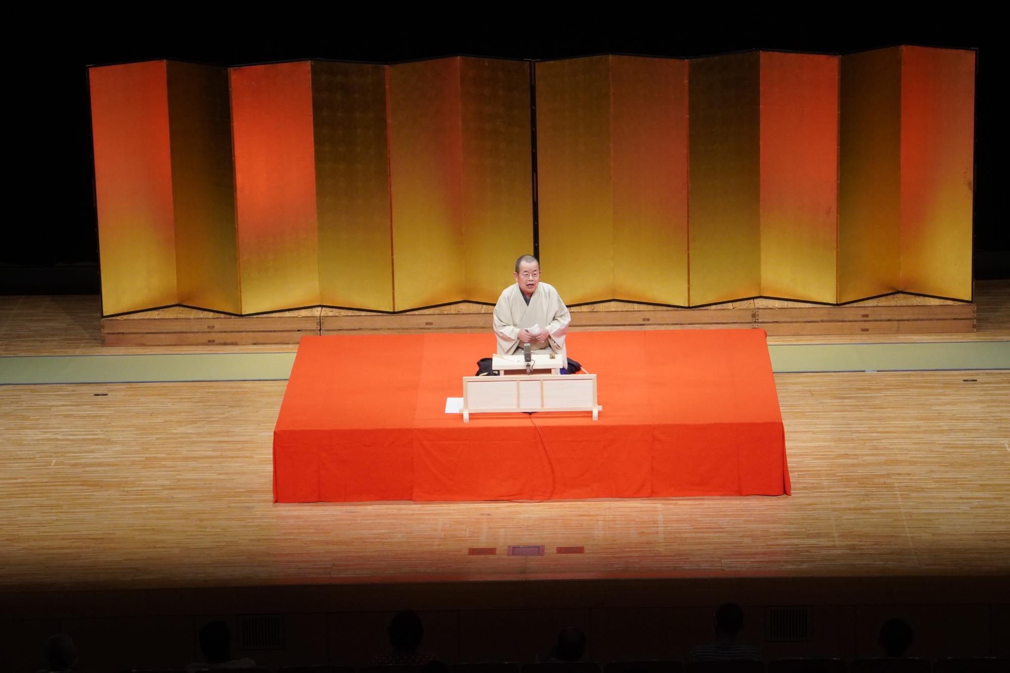 金屛風の前で桂文珍さんが落語を披露されている。