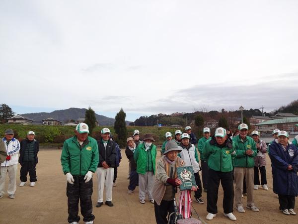 ゲートボール大会で女性の方が表彰され盾を受け取っている写真