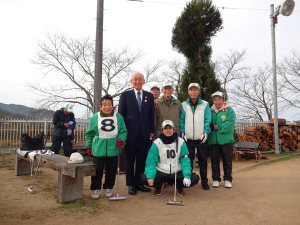 ゲートボール大会にに参加されたみなさんと市長との記念撮影写真
