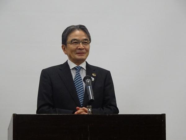 壇上で宮田文化庁長官がお話をしている写真
