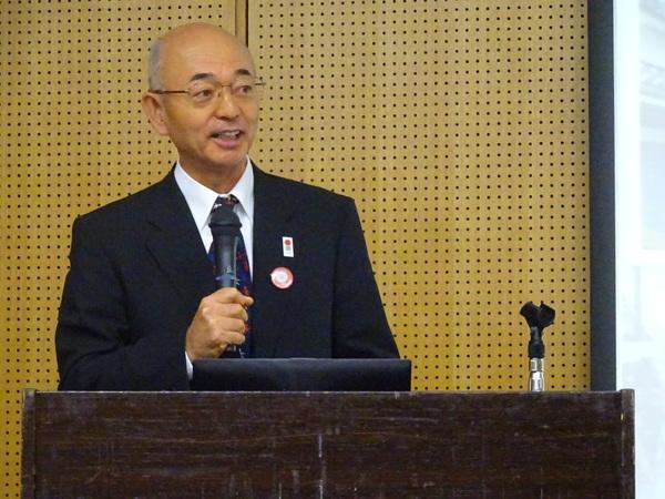 壇上で市長がお話している写真