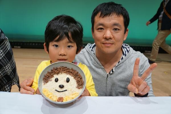 安井 遥ちゃん・安井 直哉さんのとろろでお絵かき丼とピース写真