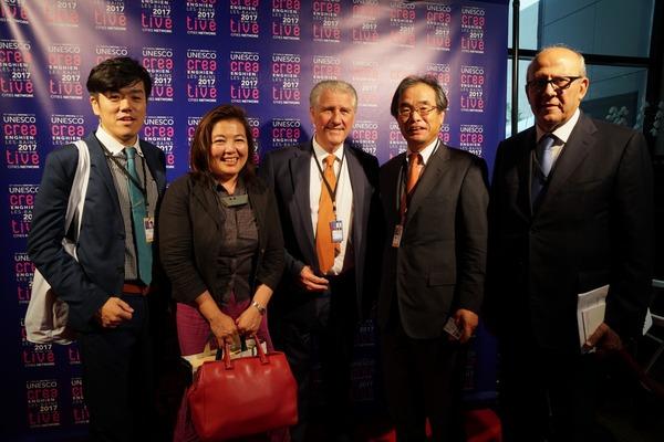 フィリップ・シュール氏（アンギャンレバン市長）とユネスコパリ本部の屋山さん達と一緒に記念撮影写真
