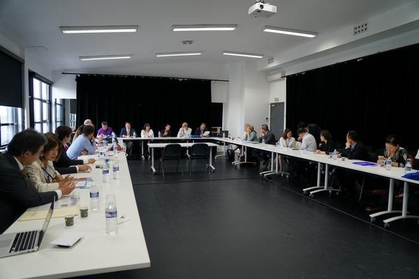 ネットワーク総会が開催され沢山の人が長机に座り会議を行っている写真