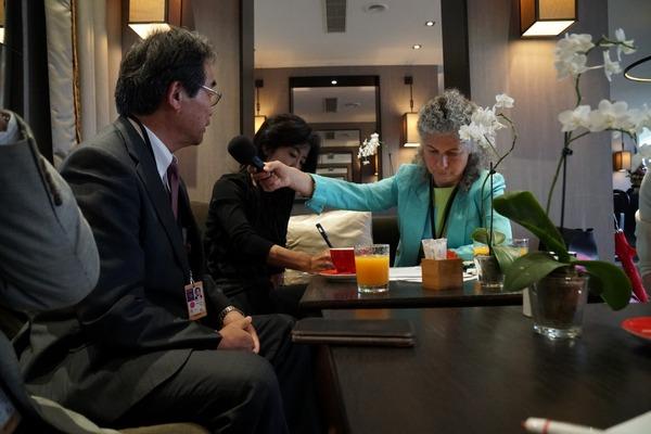 副市長が外国人の女性からマイクをむけられインタビューを受けている写真