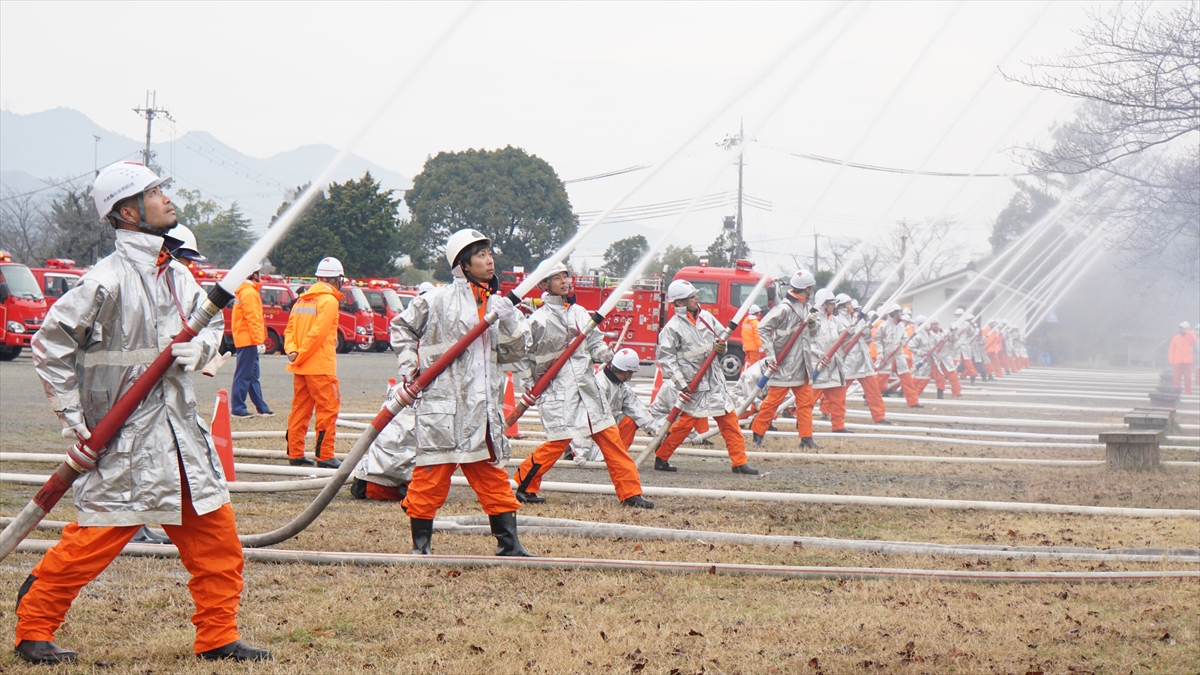 消防団員の方たちが三の丸広場で一斉放水をしている様子