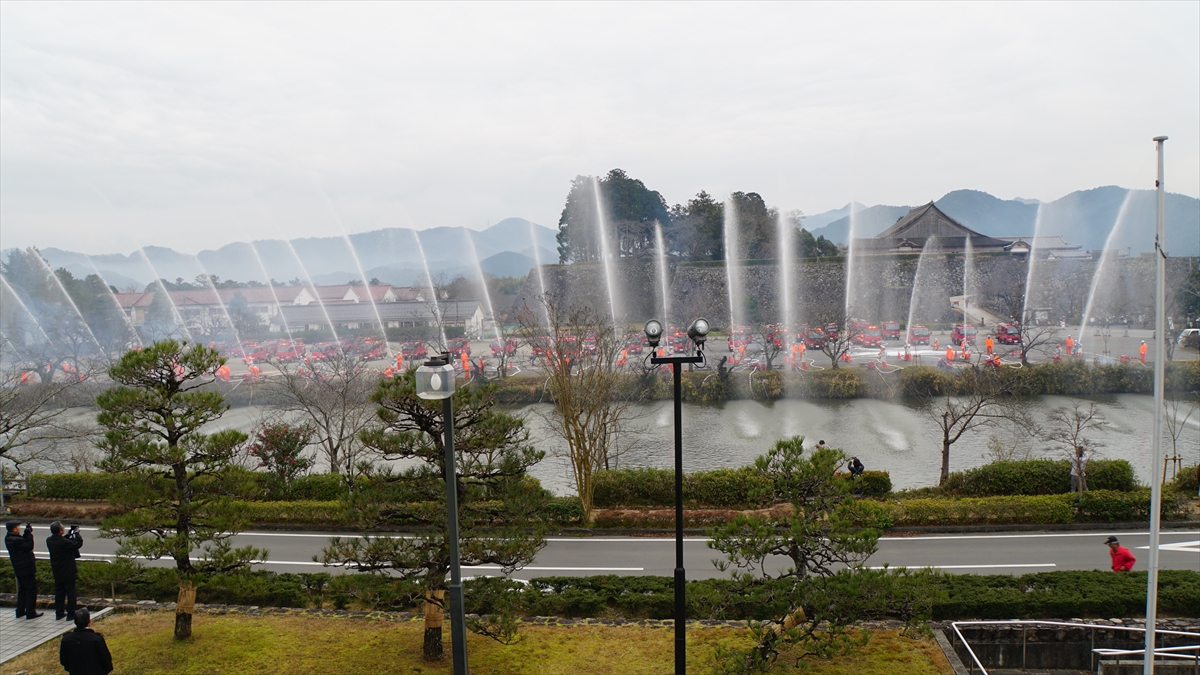 三の丸広場での一斉放水の様子