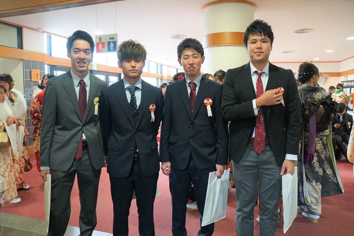 4人の男性の新成人（田園交響ホールのロビーにて）