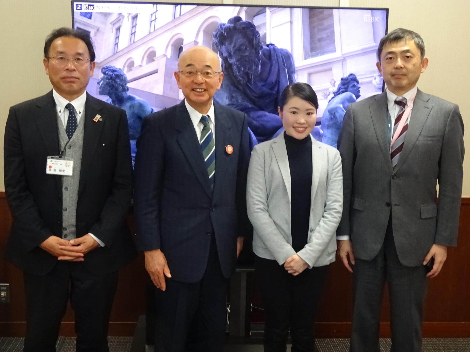 市の職員と市長、伊藤NHK神戸放送局長さんが横一列に並んでいる写真