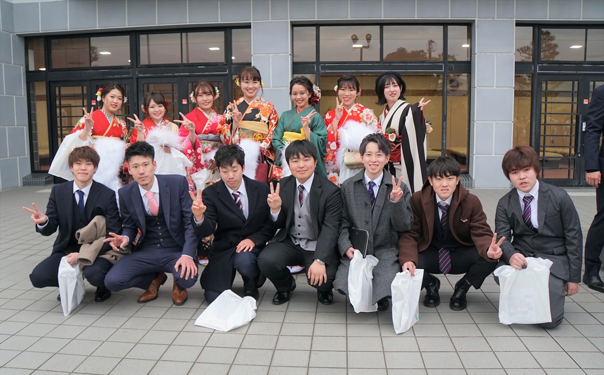 田園交響ホールの外での新成人の写真その1