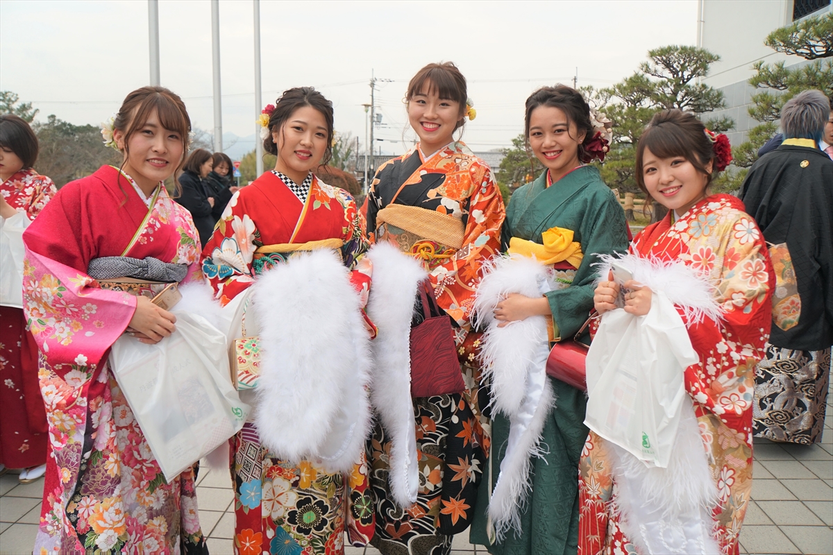 田園交響ホールの外での新成人の写真その2