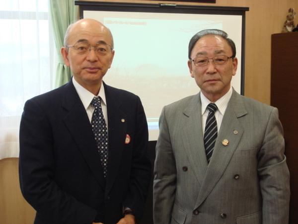 市長と遠藤副町長で記念写真