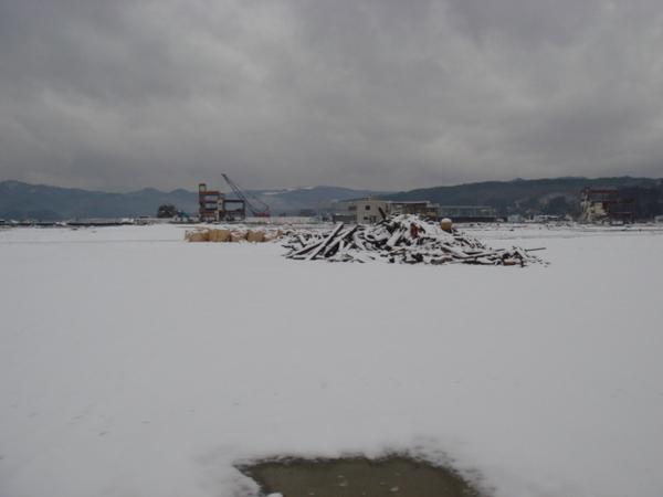瓦礫の上や広場全体に雪が積もっている写真