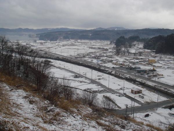 雪が積もった、南三陸町全体を高台から見た写真