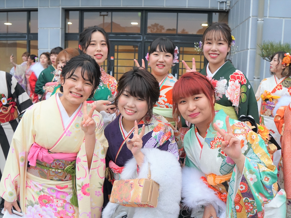 田園交響ホールの外での新成人の写真その3