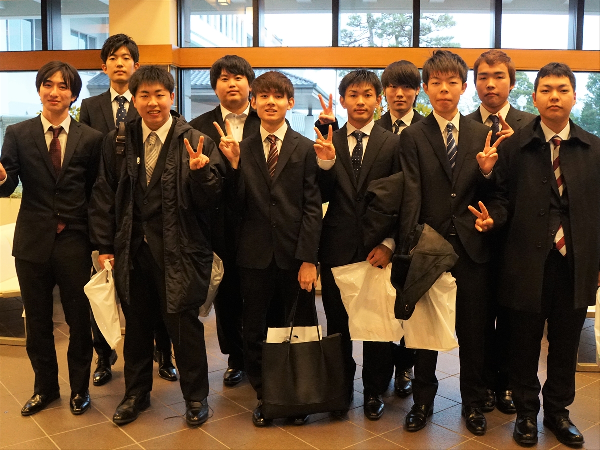 田園交響ホールのロビーにて10名の新成人の写真