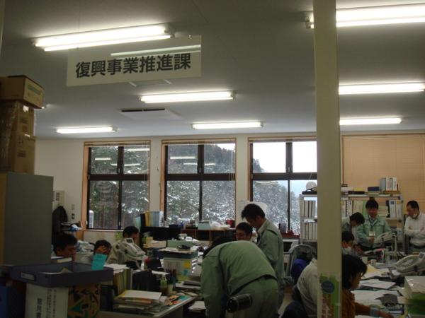 南三陸町役場内の復興事業推進課で働いている写真