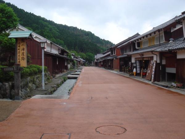 道路の左端に小さな水路がながれている、若狭街道「熊川宿」の通りの様子の写真