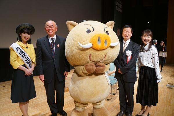 丹波篠山観光大使、市長、まるいの、男性女性で記念写真