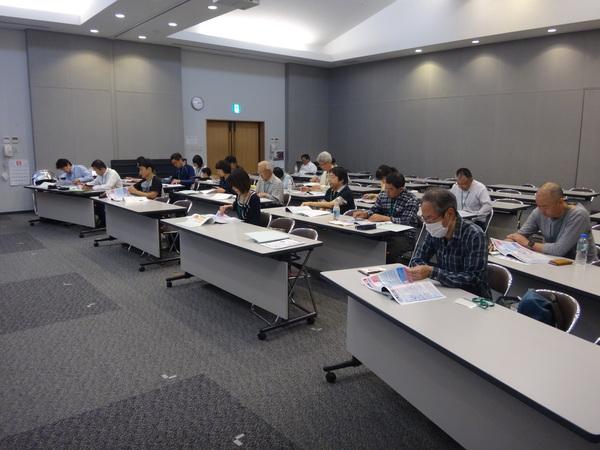 丹波篠山農学校「楽農スクール」に参加された方々が真剣に資料を見ている写真