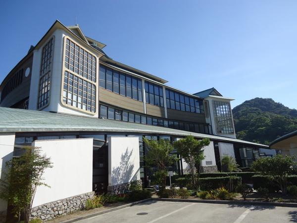 前面に窓がある2階建ての、落ち着いた色合いの町役場の写真